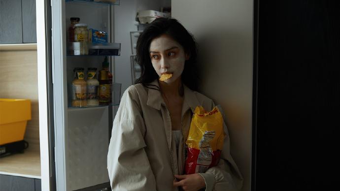 Angelababy|杨颖时尚大片被指邋遢，脚趾甲又黑又长，“丑陋”细节全暴露了