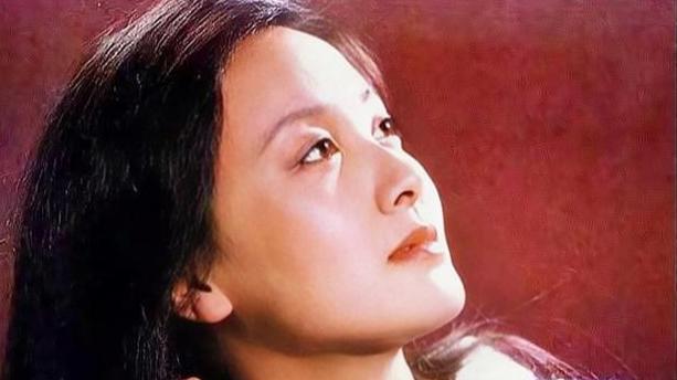 65岁邓婕前夫，离婚39年身家上亿，再谈邓婕直言：她自作自受