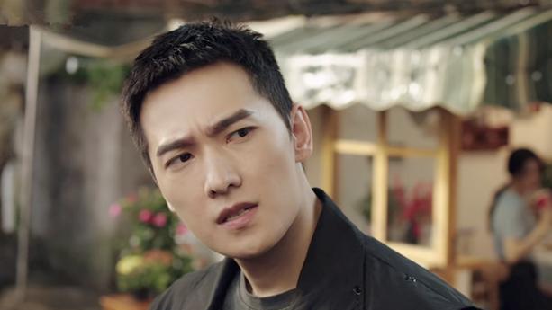 喝水摆姿势，睡觉耍帅，躺着还不忘吸腹！杨洋把偶像包袱焊身上了