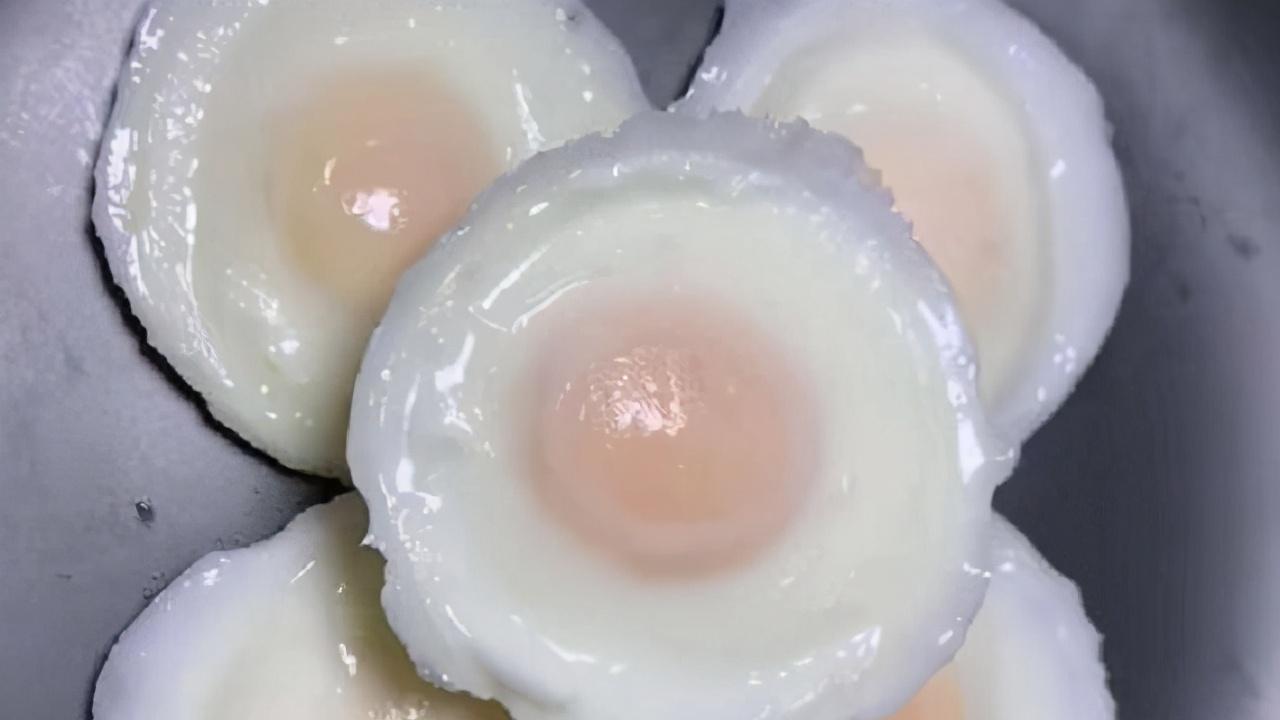 荷包蛋|煮荷包蛋时，水开下锅是不对的，记住1个技巧，鸡蛋圆嫩口感好