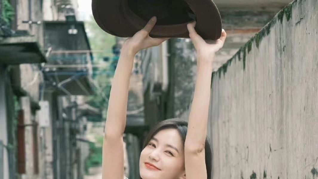 李一桐分享游玩造型，花系连衣裙配短发，优雅温柔又减龄