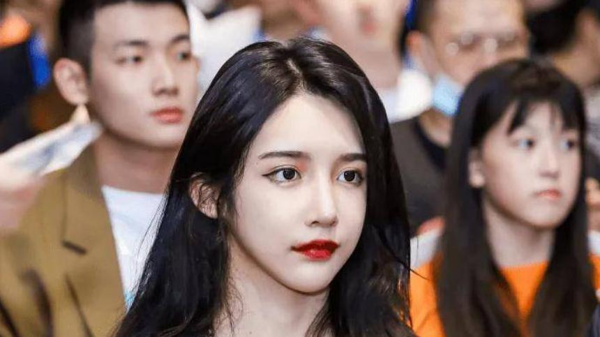 2022年，千万网红谈“变性”后遗症，每天流血染红马桶，不敢就医