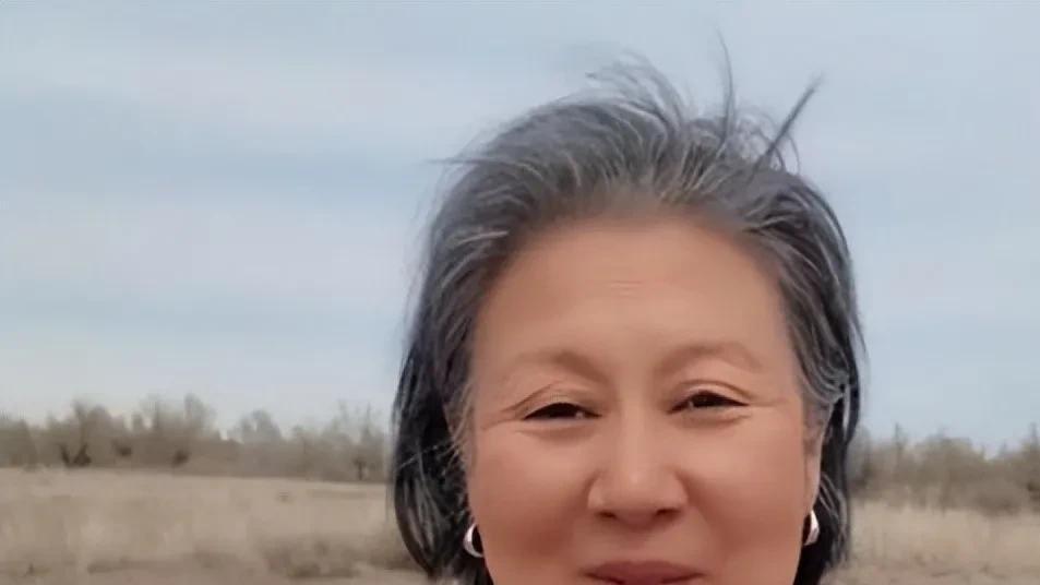 黄晓娟|61岁黄晓娟老到认不出！头发花白似寻常老太，曾22次登上春晚舞台