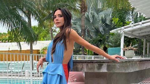 维多利亚|贝克汉姆48岁爱妻泳池旁放飞！“围裙”内搭空气，壮硕手臂惹眼