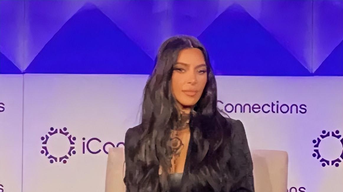 卡戴珊臀部意外走光！超级明星的真实尴尬瞬间，露馅故事引发热议