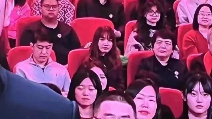 春晚|兔年春晚现场观众神情：挠头抓耳、皱眉头翻白眼，每秒都是表情包