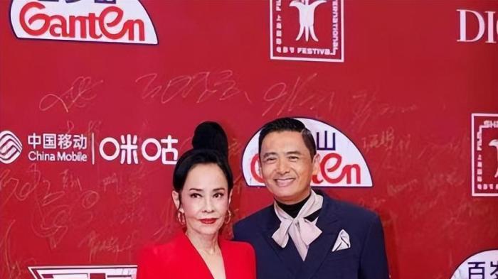 周润发 周润发罕带老婆亮相，发嫂踩恨天高穿一身红，“扫把头”真看不懂