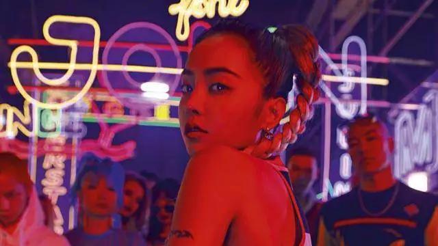 蔡依林|蔡依林拍封面：把2根针踩在脚下，还摆出这个动作让人垂涎