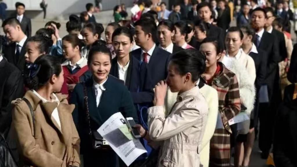 青岛市|排队7小时面试3分钟，青岛空乘千人面试遭质疑，快要卷成麻花了