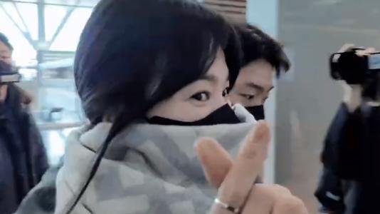 宋慧乔|宋慧乔米兰时装周出发生图曝光，41岁似少女，只露一双眼睛也很美