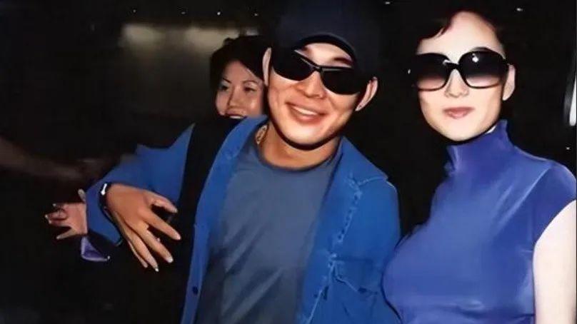 李连杰罕见晒家庭照，61岁利智断崖式衰老似干瘪老太，62岁黄秋燕仍风姿绰约