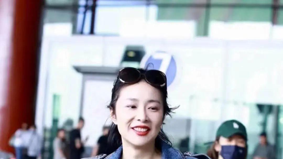 穿衣搭配 高叶机场随拍，一身牛仔穿搭，又美又飒，简单舒适，自然随性！果然红气养人