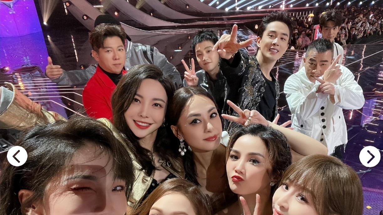 阿娇|阿娇瘦后锁骨明显，搂阿sa亲密合影，王心凌幸福踩在桌子上摆姿势