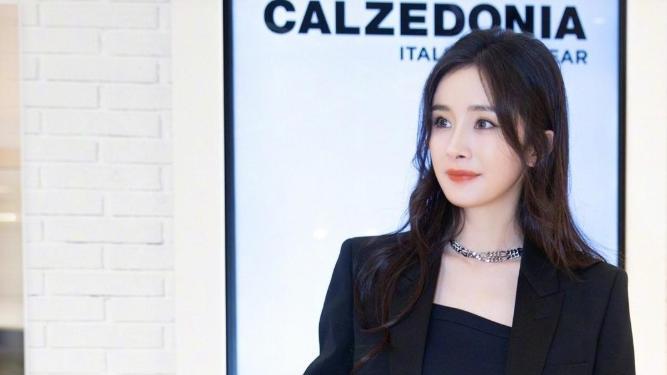 杨幂|杨幂代言大幅度锐减，营销号看准时机进行攻击，粉丝奋起反击回应