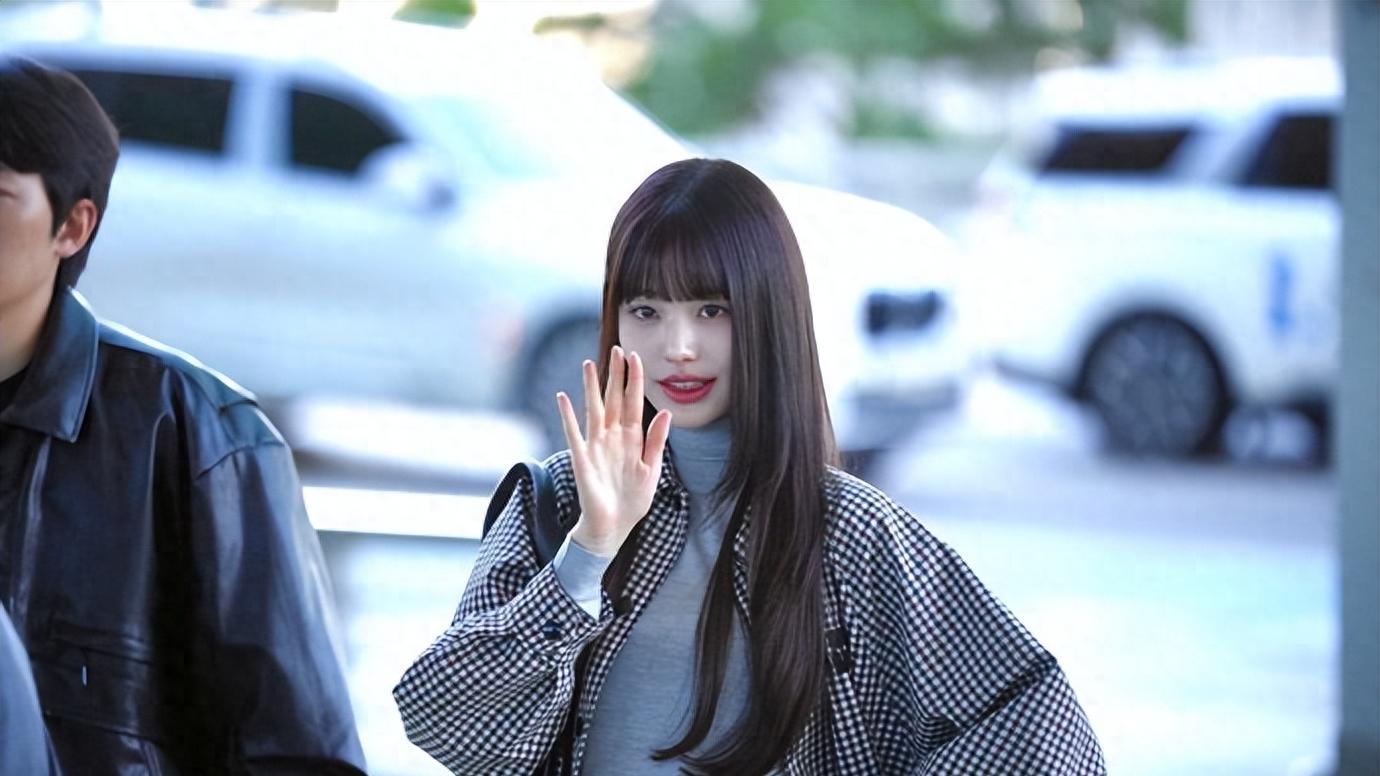 张元英参加巴黎时装周，韩网友惊叹她的美貌，“完美得不像人类”