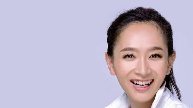 王芳|主持人王芳美国过年！提大包小包模样朴素，送女儿海外读书笑开怀！