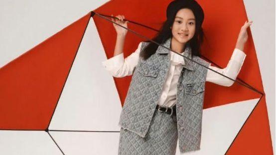 11岁甜馨圣诞大片曝光，五官长开大变样，满脸童真不走成熟风