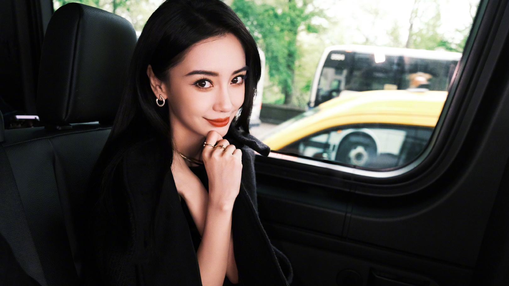 Angelababy高情商回应脚趾甲一事，表示：求求了给我脚趾p个美甲