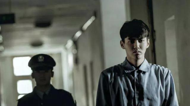 油腻男|吴某凡监狱伙食太好？面部臃肿双眼无神成油腻男，疑一审近照曝光