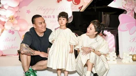 车澈|爱奇艺副总车澈，深夜和美女在包厢嗨玩，网友: 有跟李嘉格报备吗