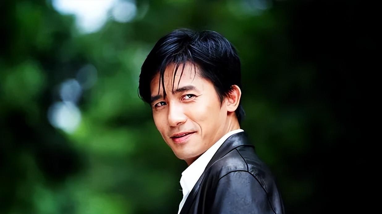 梁朝伟|梁朝伟久居日本，背旧包一人闲逛，刘嘉玲在香港频与明星富豪聚会