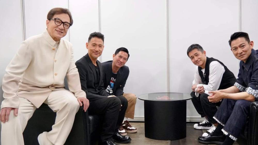 梁朝伟|影帝、天王齐聚香港，合照站位有讲究，梁朝伟乖坐着，张学友有趣