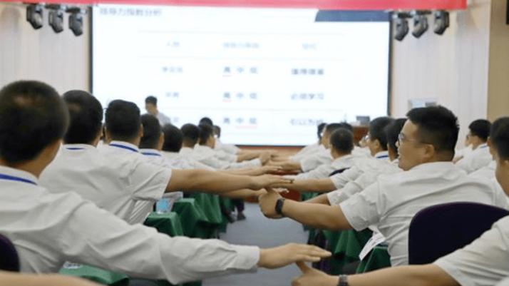 |如何根据公司文化和价值观来调整自己的行为和表现