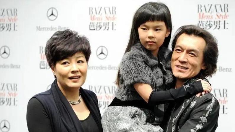 哈文|回顾：李咏病逝4年后，遗孀哈文深夜发文晒喜讯，网友：恭喜