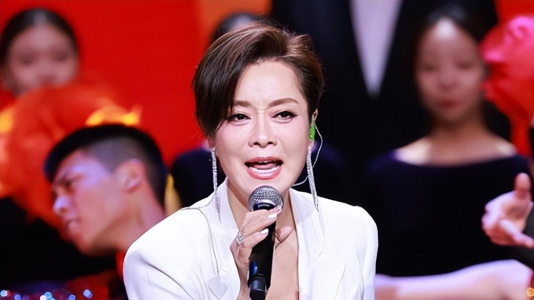 毛阿敏|毛阿敏爱女被嘲社会气重！18岁化浓妆打唇钉，腿上紫青疑酒后摔的