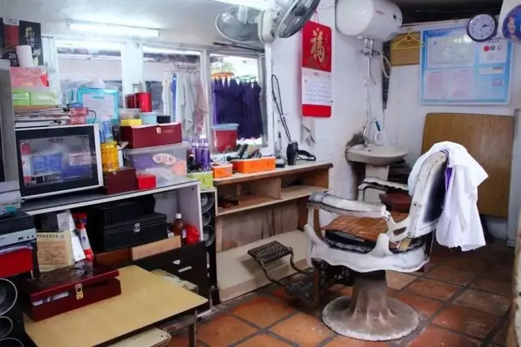 烫发 理发店基本没人了