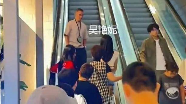 吴艳妮在上海逛街被偶遇，走路姿势狂拽无比，网友：又丑又装又坏