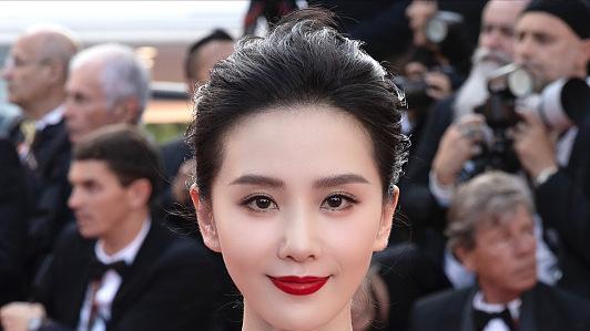 刘诗诗|刘诗诗成内娱唯一！古董高定配未发高珠走戛纳，穿盔甲似女战士