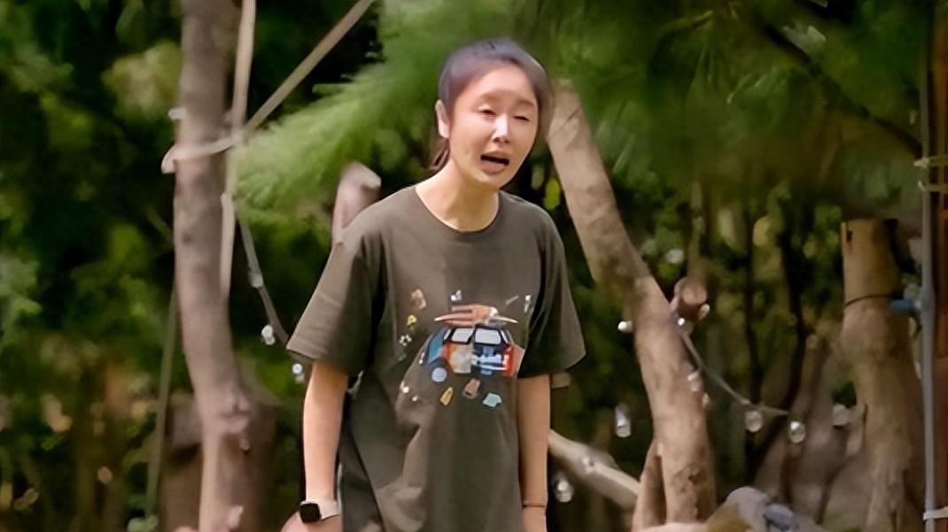 47岁林心如老到认不出！穿宽松T恤，素颜出镜似寻常大婶