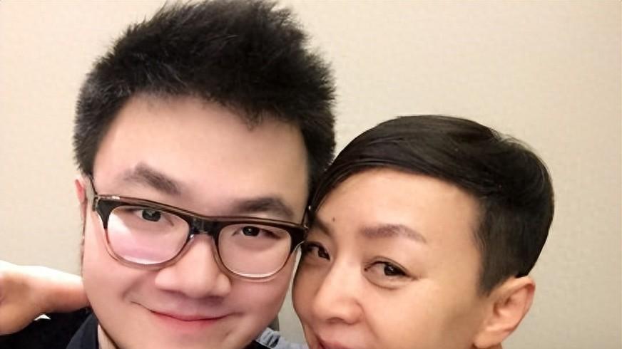 宋丹丹带儿子参加其爷爷葬礼，却被英达拒之门外：他叫巴图不叫英图，没资格参加