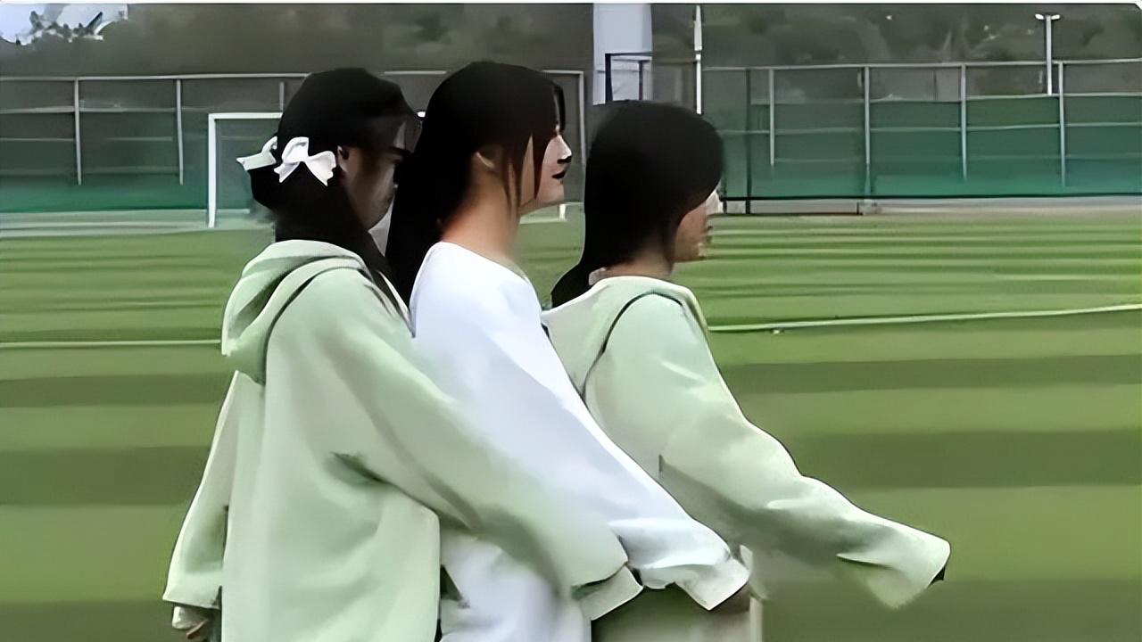 高马尾 高马尾成过去式，鲇鱼须逐渐引领学生潮流，年轻人审美搞不懂