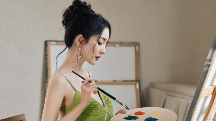 月球叛军|杨幂摆拍被指崩过头，对画画擦边不尊重？这姿势一般人模仿不来