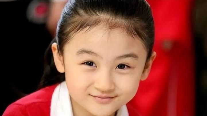 她6岁被成龙抱上春晚，长大后因“太丑”被嘲退圈，如今美到认不出