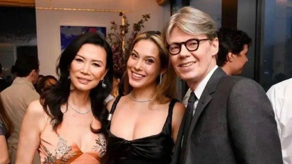 何超欣|谷爱凌何超欣邓文迪聚会，何超欣着装大胆惹争议，被吐槽毫无美感