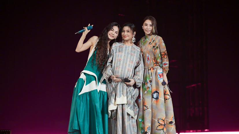 Ella晒任家萱孕后期演唱会照，服装保守不露皮肤，手部皮肤真实了