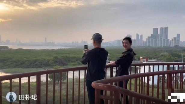 田朴珺|王石田朴珺婚变风波后同框！女方面无表情要求秀恩爱，男方显无奈！