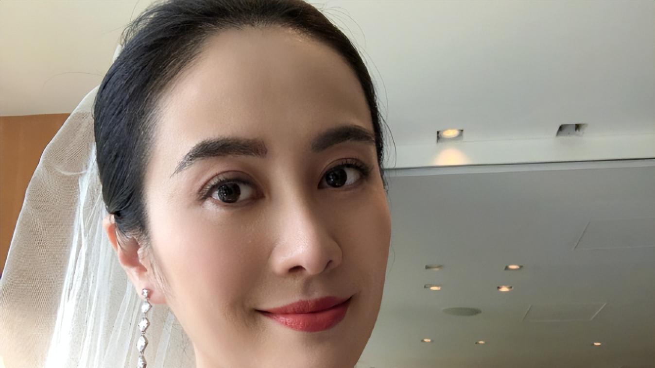 43岁叶璇官宣结婚！婚戒无钻、婚纱简陋发黄，借机卖书太寒酸