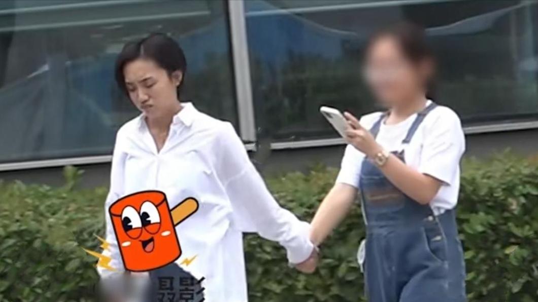 胡歌90后妻子产后首次现身，素颜出镜不修边幅，身材暴露婚姻现状