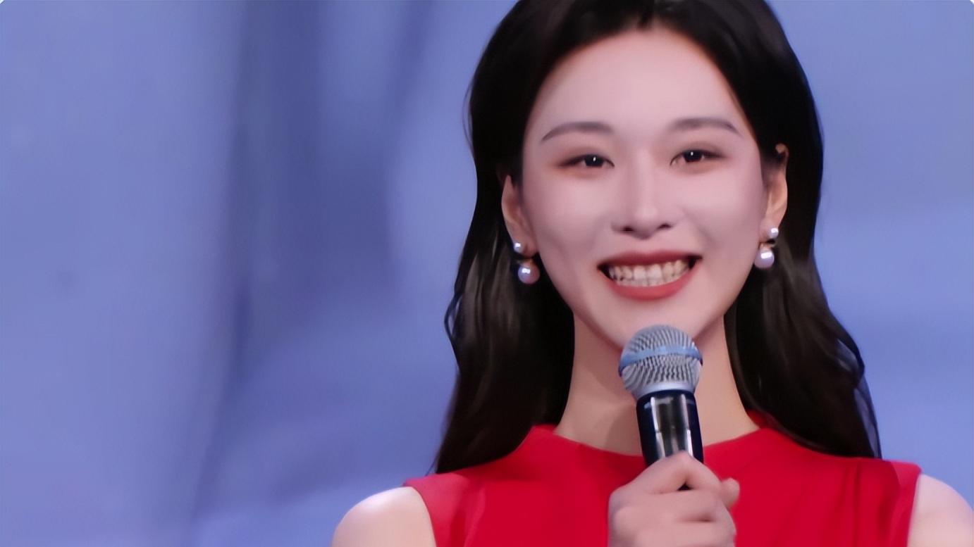 央视新女主持火了！字正腔圆似董卿惊艳网友，肤白似雪美过马凡舒