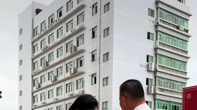 万梓良|“流氓大亨”万梓良：现身小舞台参加商演，65岁仍然要赚钱养家