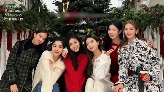 杨颖闺蜜晒圣诞大合照，吴千语打入香港富婆圈，杨颖忙着带娃