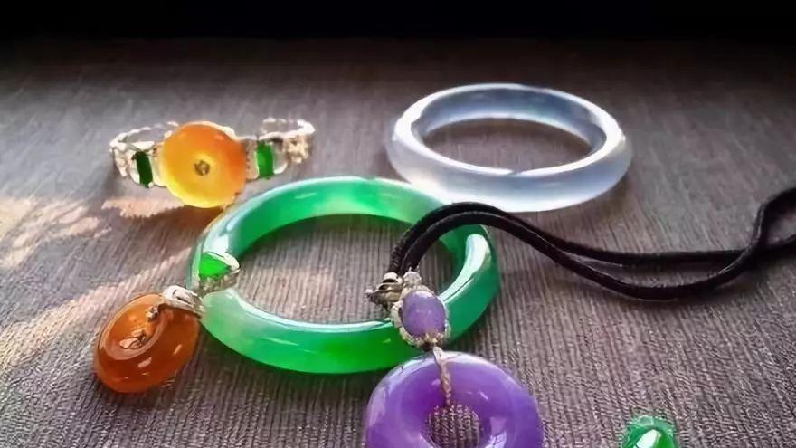 玉和翡翠，这容易被混淆的玉石，你能分辨出来吗？