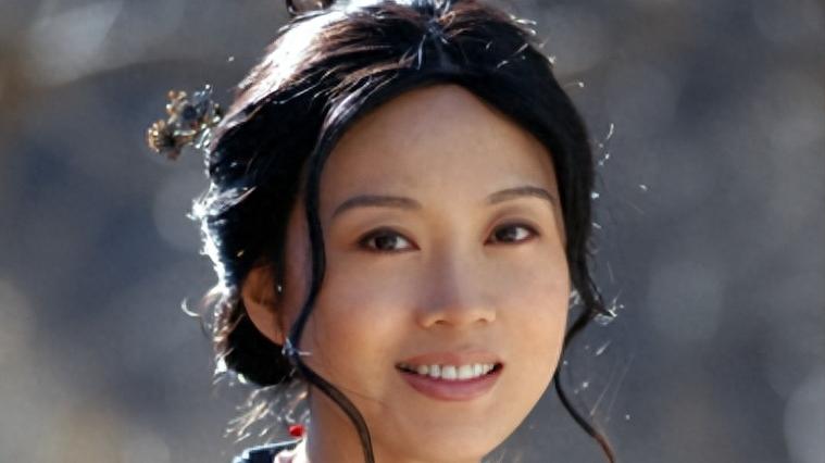 炸裂！曝闫妮与小7岁李晨热恋，离异19年主谈姐弟恋，多细节被扒