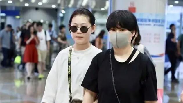 韩国 小沈阳太实在，机场生图不P就放出来，老婆身材状态很真实！