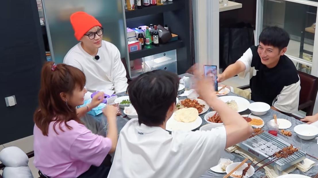 李维嘉独居一人吃火锅，进门擦鞋底有洁癖，海涛：别把自己逼太紧