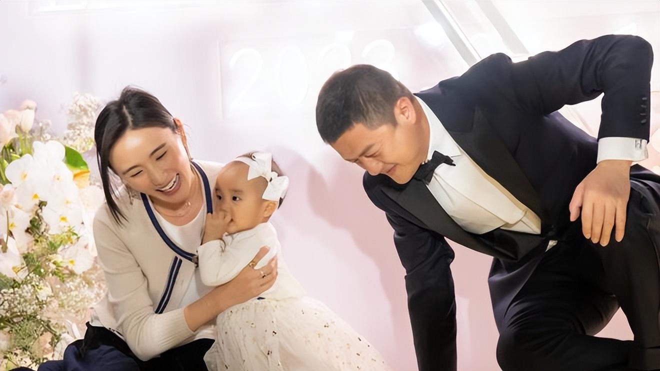 张扬|敷衍！李亚鹏为小女庆生，娇妻穿素衣似保姆，在家办席蛋糕巴掌大